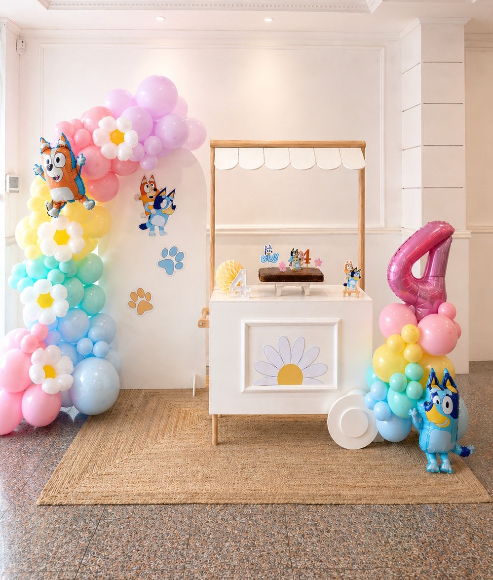 Decoração festa tema Bluey com balões arco-íris pastel e margaridas — Tiduli Kids Party