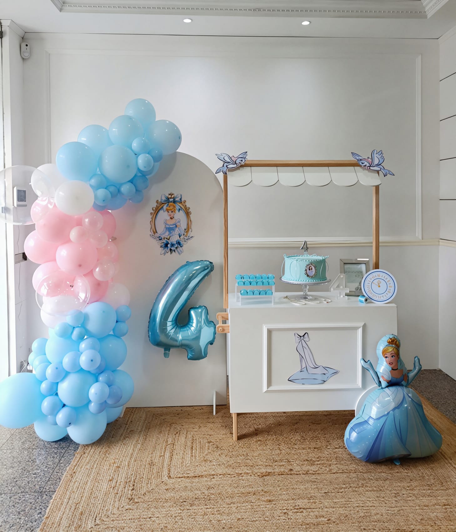 Decoração festa tema Cinderela com balões azuis e bolo temático — Tiduli Kids Party Rio Tinto