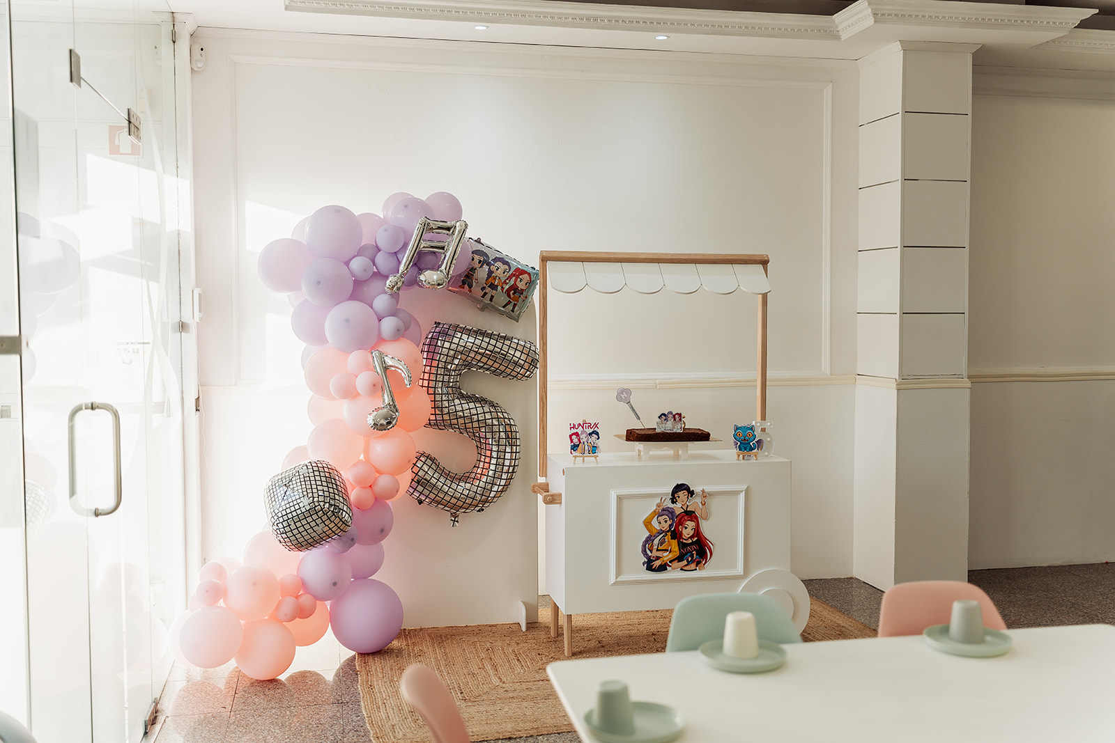 Decoração festa tema Huntrix com balões lilás e prata — Tiduli Kids Party Rio Tinto