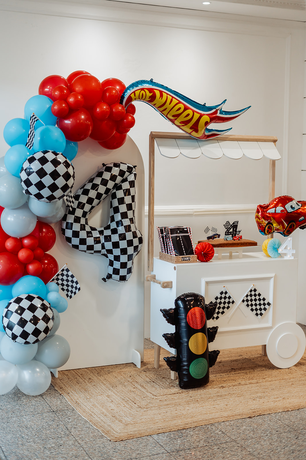 Decoração festa tema Hot Wheels com balões xadrez e número 4 — Tiduli Kids Party