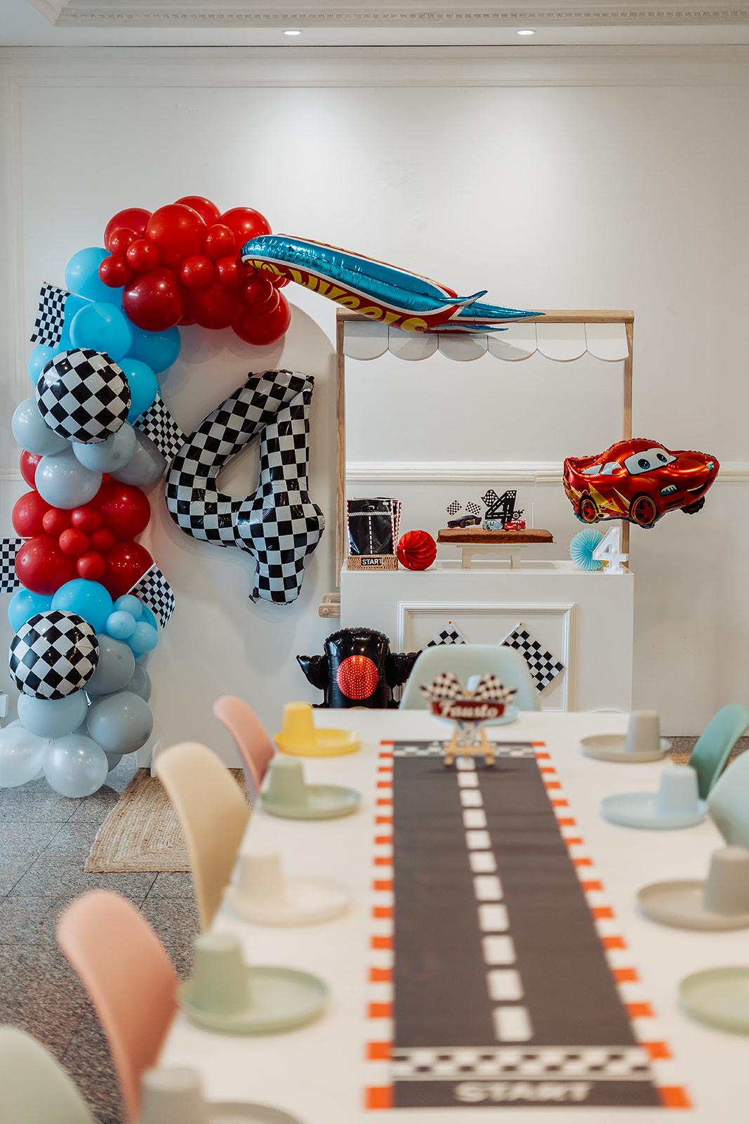 Mesa de aniversário tema Hot Wheels com runner de pista de corrida — Tiduli Kids Party