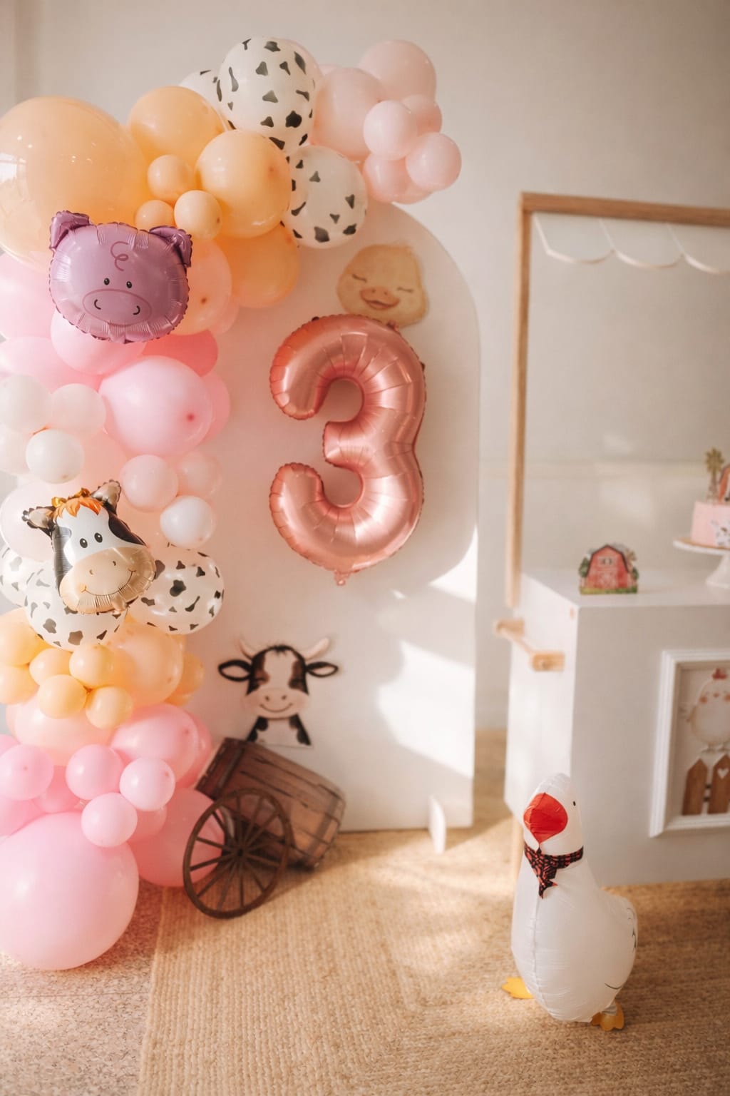 Decoração festa tema Quinta com balões rosa e animais da fazenda — Tiduli Kids Party