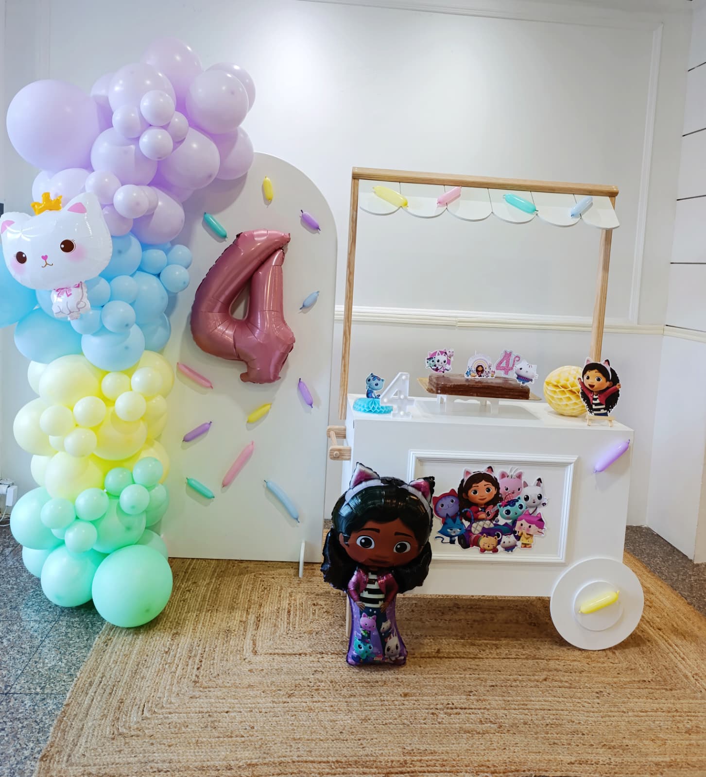 Decoração festa tema A Casa da Gabby com balões arco-íris pastel — Tiduli Kids Party Rio Tinto