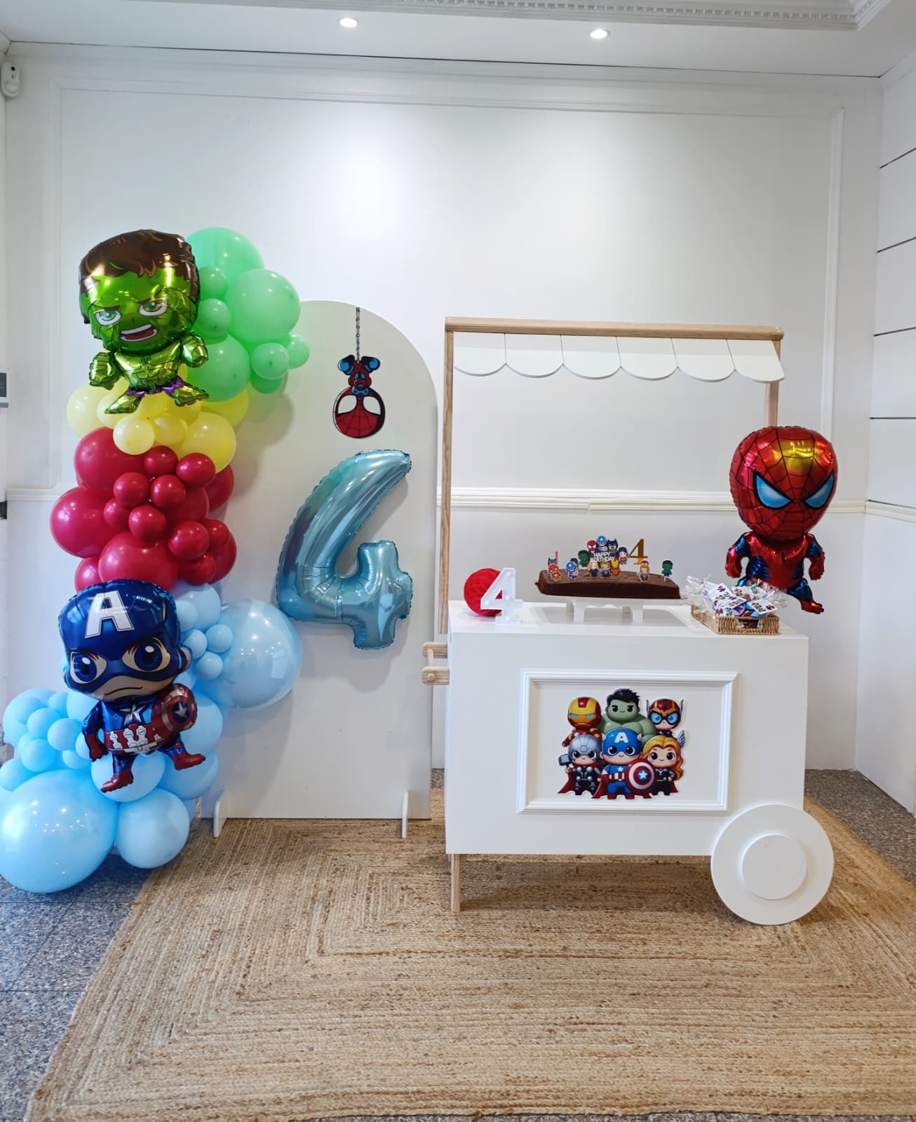 Decoração festa tema Avengers com Hulk, Capitão América e Homem-Aranha — Tiduli Kids Party
