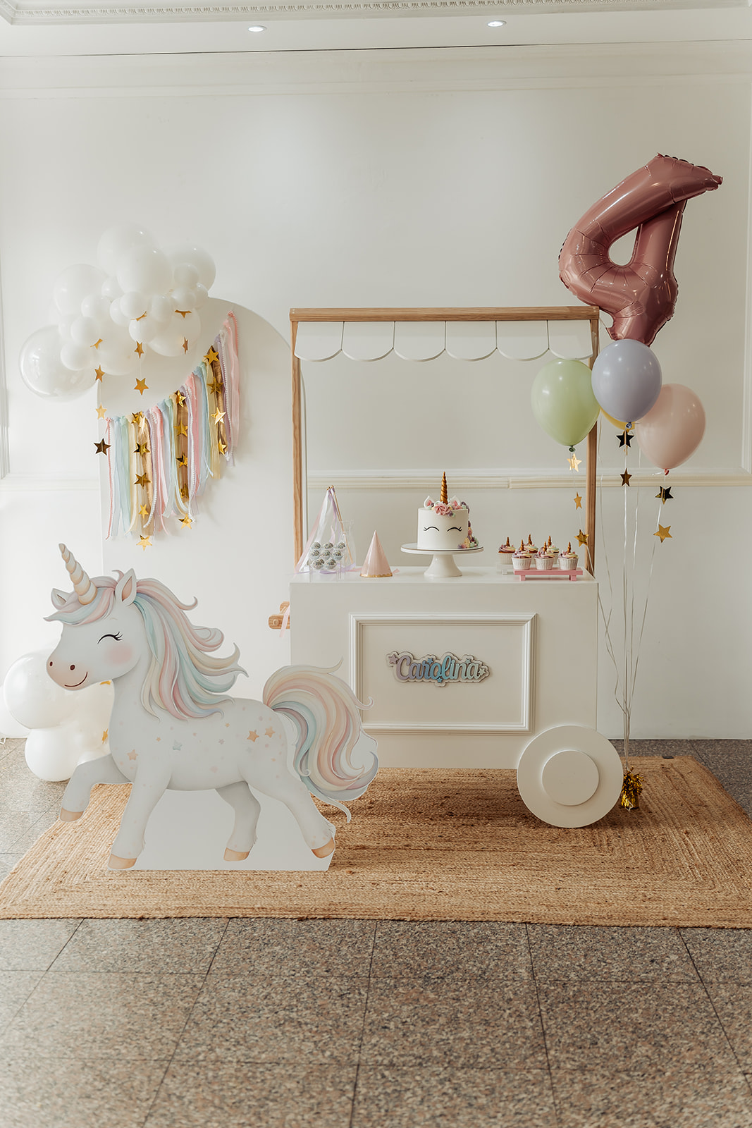 Decoração temática tema Unicórnio com balões pastel e mesa de bolo — Tiduli Kids Party