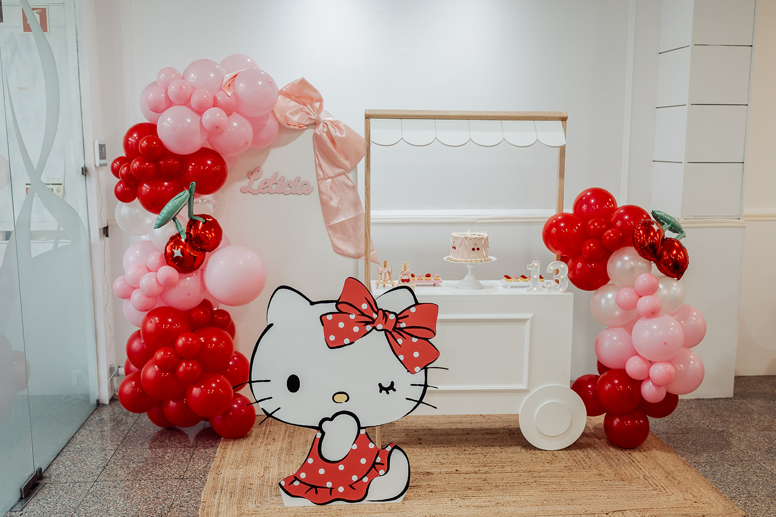 Decoração temática tema Hello Kitty com balões vermelho e rosa — Tiduli Kids Party Rio Tinto