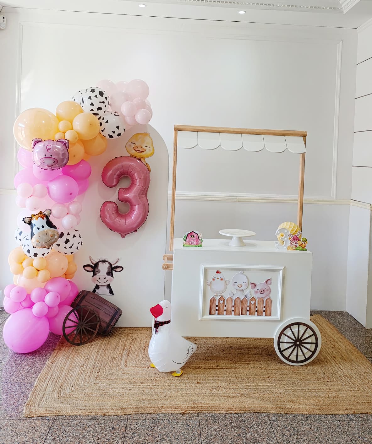 Decoração temática tema Quinta com balões cor-de-rosa e animais da fazenda — Tiduli Kids Party
