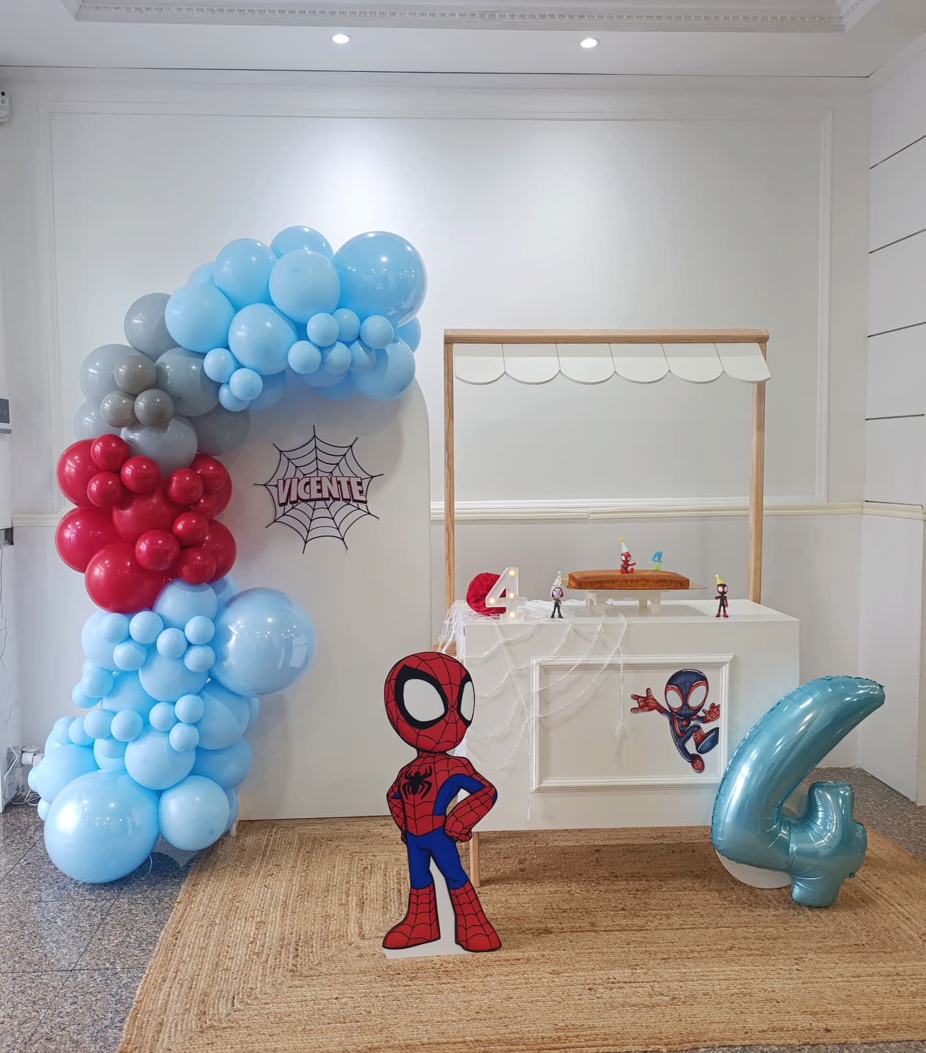 Decoração temática tema Spidey com balões azuis e vermelhos — Tiduli Kids Party Rio Tinto