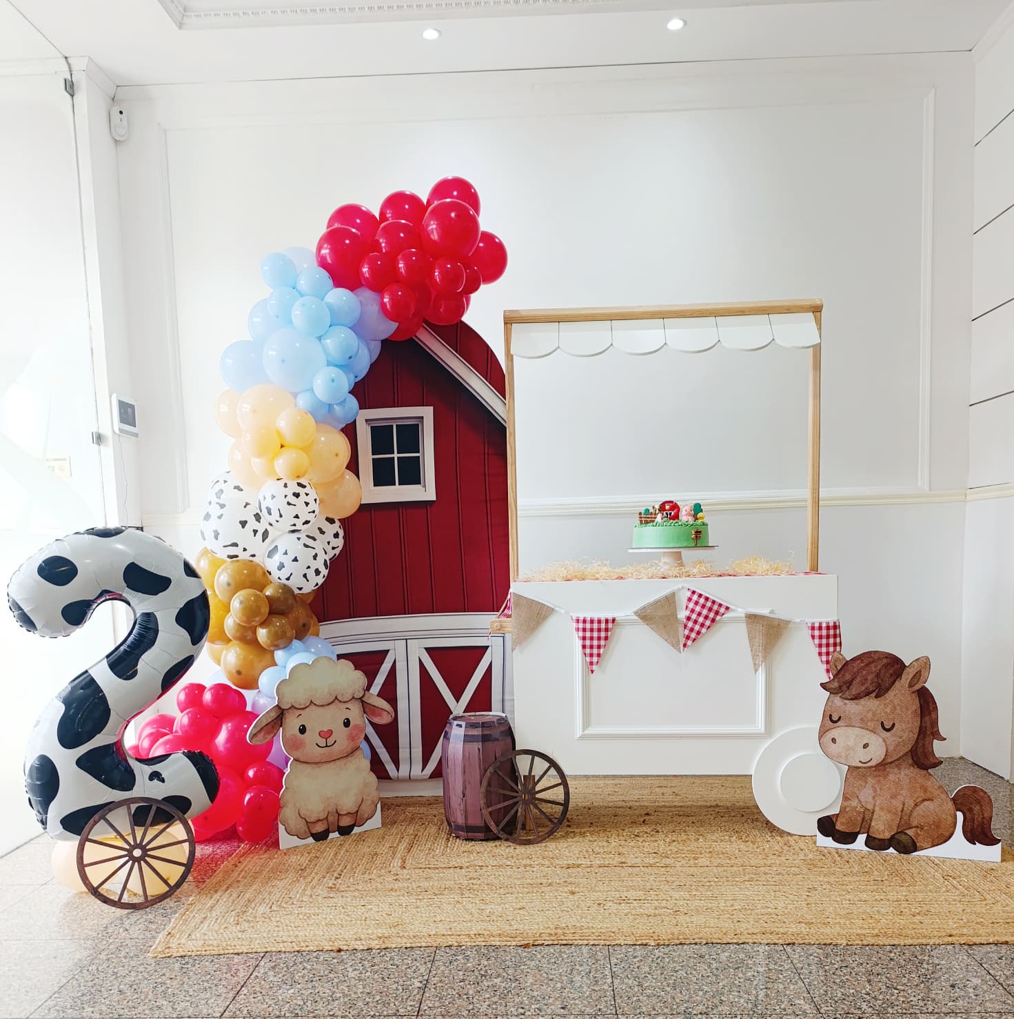 Decoração temática tema Quinta com cenário de celeiro vermelho — Tiduli Kids Party