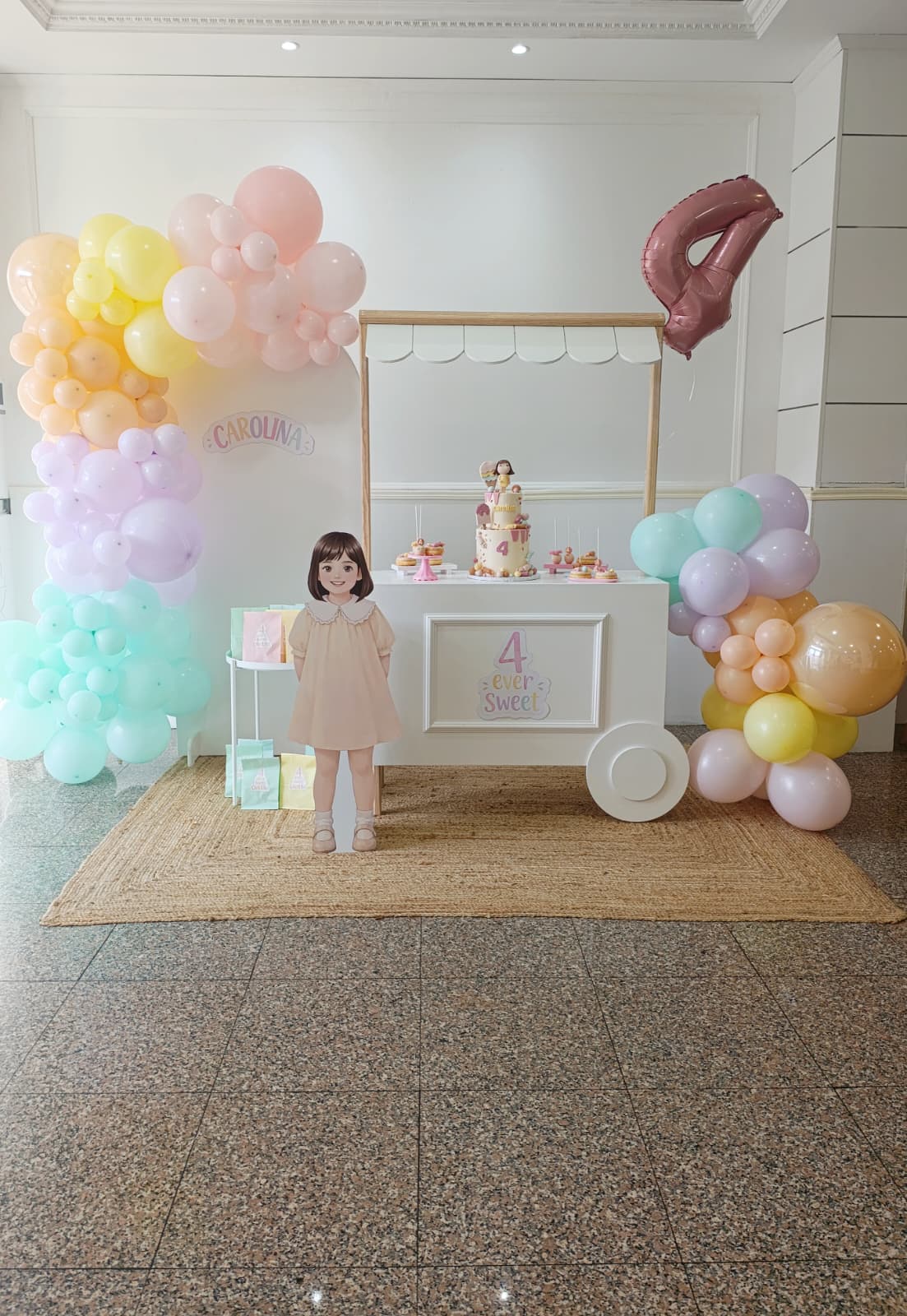Decoração temática personalizada "4ever Sweet" com figura da aniversariante — Tiduli Kids Party