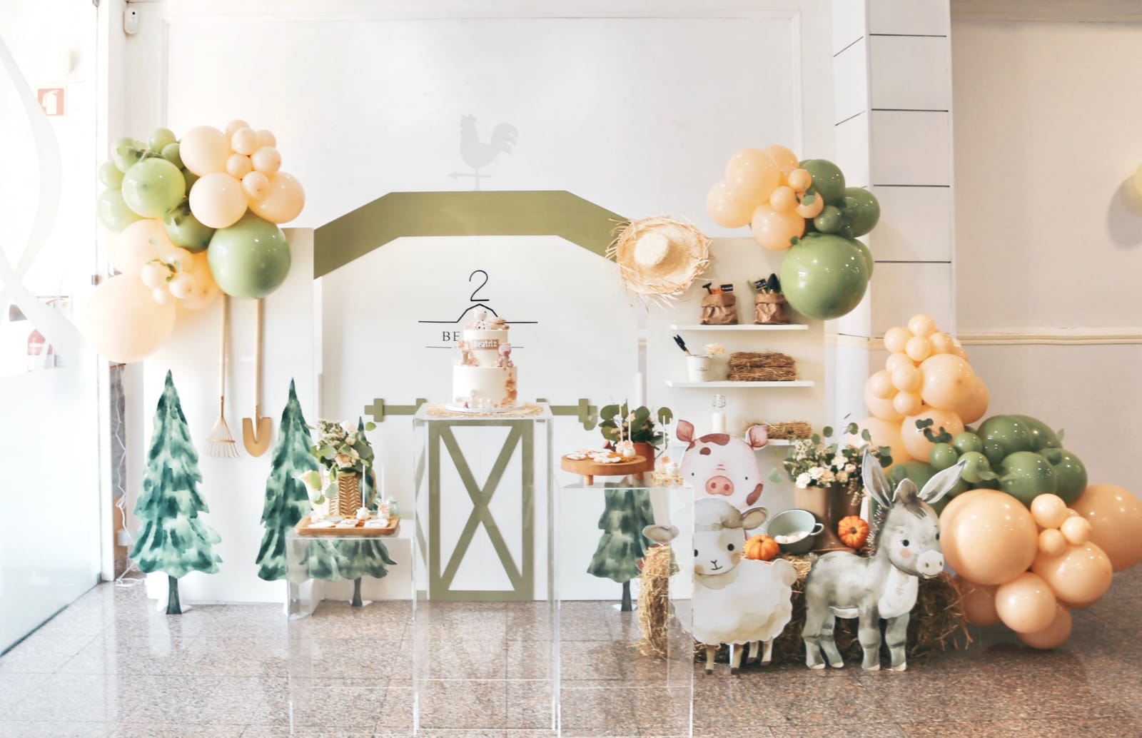 Decoração temática tema Fazenda Boho com fardos de palha e animais — Tiduli Kids Party